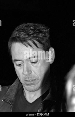 Millers Falls, Massachusetts, USA. 19. Juni 2013. Robert Downey Jr. gibt Autogramme von Taschenlampe während einer Pause in den Filmen "The Judge" in Millers Falls, Massachusetts, auf Kredit-19. Juni 2013: Susan Pease/Alamy Live News Stockfoto