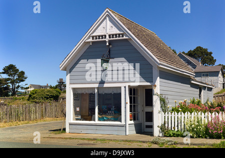 Dies ist der Blumenladen auf Mendocino Main St, wo Dorothy (Jennifer O'Neill) gestoppt, Blumen in dem Film Sommer 42 kaufen Stockfoto