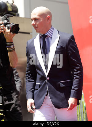 Hollywood, Kalifornien, USA. 19. Juni 2013. Pitbull als Walk of Fame ehrt Jennifer Lopez auf Hollywood Blvd. Kredit: Lisa O'Connor/ZUMAPRESS.com/Alamy Live-Nachrichten Stockfoto