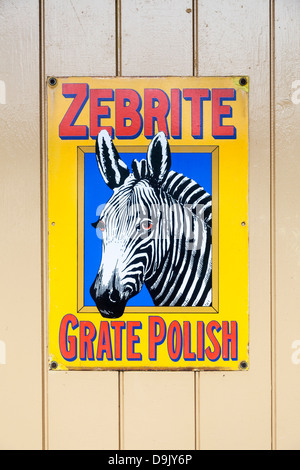 Gelbe und rote Vintage Emailleschild mit Zebra Kopf, Werbung auf hölzernen Hintergrund Zebrite reiben polnischen Stockfoto