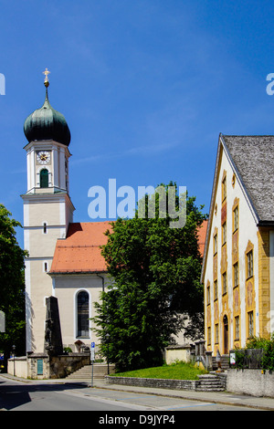 Pfarrkirche St. Peter und Paul und bayerischen Forstamt in Oberammergau, Bayern, Deutschland, Europa Stockfoto