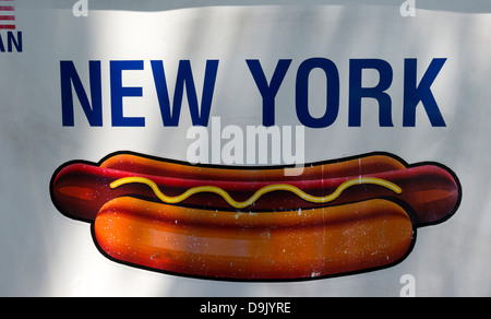 Ein Hot-Dog-Zeichen an der Seite eines Lebensmittels stehen in New York City Stockfoto