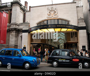 Legendären schwarzen Taxis vor der Burlington Arcade, eine überdachte Einkaufspassage, die hinter Bond Street von Piccadilly durch Burlington Gardens zeigt die Royal Academy führt of Arts, links, London, England, Vereinigtes Königreich Stockfoto