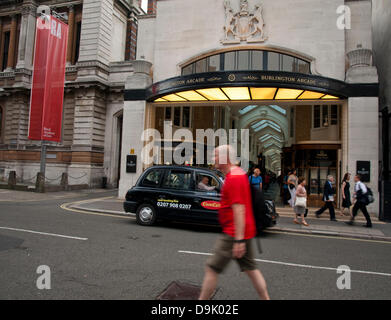 Legendären schwarzen Taxis vor der Burlington Arcade, eine überdachte Einkaufspassage, die hinter Bond Street von Piccadilly durch Burlington Gardens zeigt die Royal Academy führt of Arts, links, London, England, Vereinigtes Königreich Stockfoto