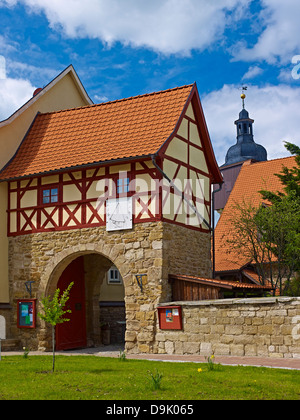 Torhaus und St. Bartholomäus-Kirche in Dornheim in der Nähe von Arnstadt, Ilmkreis District, Thüringen, Deutschland Stockfoto