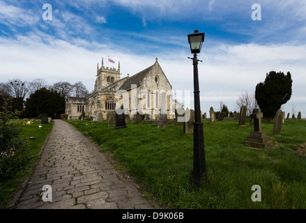 Die Pfarrei Kirche aller Heiligen Sherburn in Elmet. Die Kirche stammt aus dem 1120 und wurde auf dem Gelände einer angelsächsischen Kirche gebaut Stockfoto