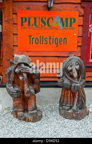 Geschnitzte Holzfiguren Troll am PlusCamp Campingplatz neben der Trollstigen Autobahn in Norwegens Fjordland Stockfoto
