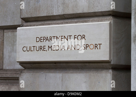 Name der Platte / Schild am Eingang des Ministeriums für Kultur, Medien und Sport, Whitehall, Westminster, London, UK Stockfoto