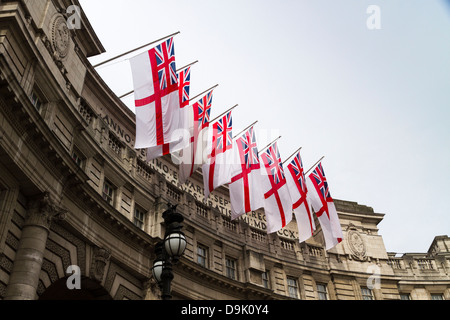 White Ensign Flaggen der Royal Navy zu schmücken, Admiralty Arch, Whitehall, London, UK Stockfoto