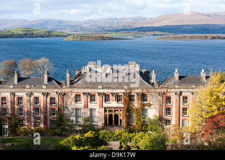 Ein Blick von den Terrassen in County Cork Irland und die Bucht in den Gärten über Bantry House und Gärten Stockfoto