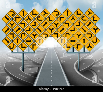 Lösungen für Unternehmensführung als eine klare Strategie und ein gerader Weg zum Erfolg, die Wahl der richtigen strategischen Weges mit gelben Traffic signs schneiden durch ein Labyrinth von verschlungenen Straßen und Autobahnen. Stockfoto