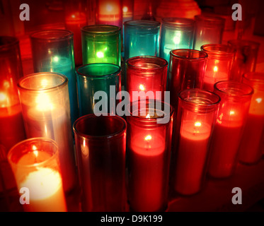 Spirituelle Kerzen als ein Candle-Light-Denkmal in einer religiösen Zeremonie als Gedenk Tradition in Religion um das Leben zu feiern ihren lieben mit kirchlichen Gebete der Hoffnung und des Respekts. Stockfoto