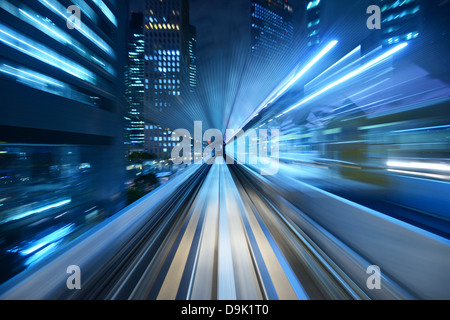 Bewegungsunschärfe für eine Stadt und einen Tunnel von innen eine bewegende Einschienenbahn in Tokio. Stockfoto