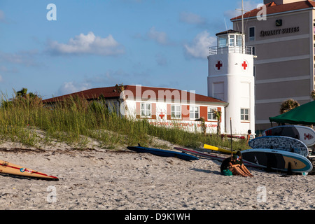 Amerikanischen Roten Kreuzes freiwillig Leben sparen Corps Gebäude mit einem jungen Paar, Kajaks und Paddel Boards auf Jacksonville Beach. Stockfoto