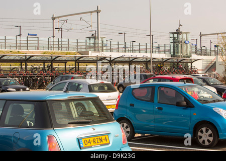 Almere Bahnhof in den Niederlanden, mit Park und fahren für Autos und Fahrräder. Stockfoto