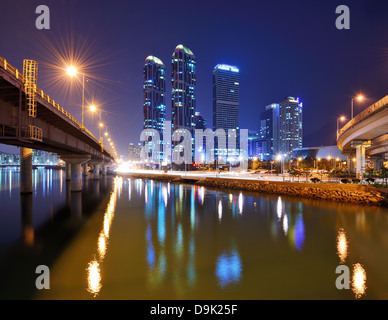 Skyline von Busan, Südkorea in der Nacht. Stockfoto