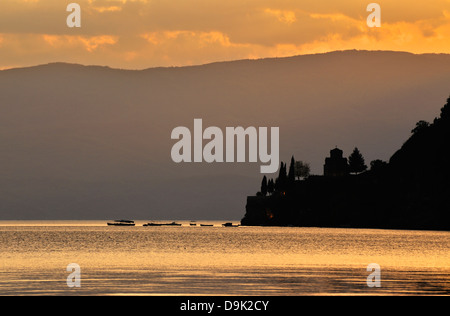 Ohrid-See bei Sonnenuntergang mit Silhouette St Jovan Kaneo-Kirche, Ohrid, Mazedonien Stockfoto