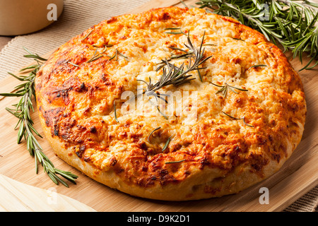 Frische hausgemachte italienische Focaccia-Brot mit Rosmarin Stockfoto