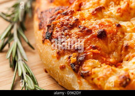 Frische hausgemachte italienische Focaccia-Brot mit Rosmarin Stockfoto