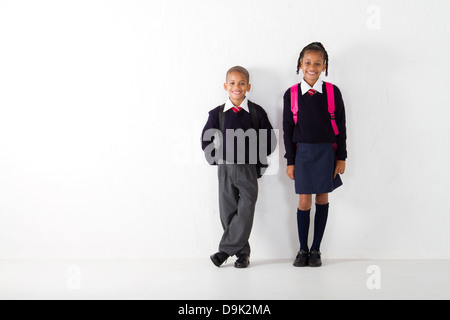 zwei Grundschüler stehen gegen die Wand Stockfoto