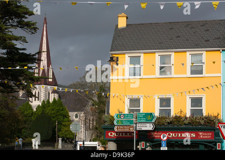 Bunte Geschäfte und Gebäude entlang der Hauptstraße im Zentrum von Kenmare in der Republik Irland. Stockfoto