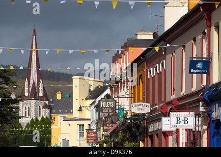 Bunte Geschäfte und Gebäude entlang der Hauptstraße im Zentrum von Kenmare in der Republik Irland. Stockfoto