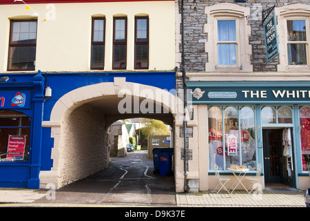 Bunte Geschäfte und Gebäude entlang der Hauptstraße im Zentrum von Kenmare in der Republik Irland. Stockfoto