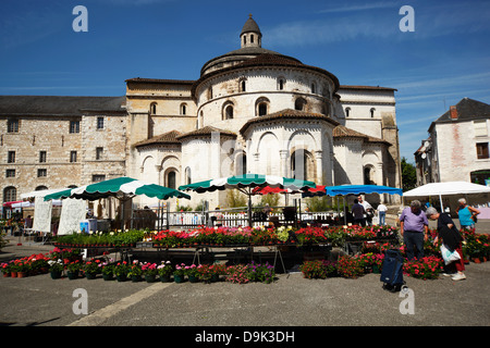 Frankreich, Dordogne, Périgord Noir, Midi-Pyrenäen, Lot, Souillac, Abteikirche von Sainte Marie de Souillac, Blumenmarkt. Stockfoto