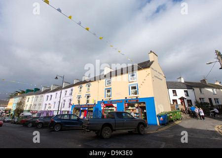 Bunte Geschäfte und Gebäude entlang der Hauptstraße im Zentrum von Kenmare in der Republik Irland. Stockfoto