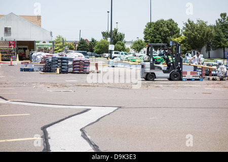 Ein Arbeiter mit einem Lader bewegt im Garten waren auf dem Parkplatz von einem Walmart Stores in Oklahoma City, Oklahoma, USA. Stockfoto