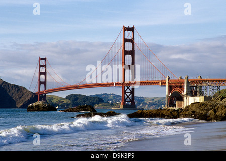 Surfen Sie am Strand am Baker Beach unter der Golden Gate Bridge Stockfoto