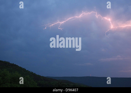 Gewitterwolken Blitz Wetter Berg Regen Gefahr gefährlich Stockfoto