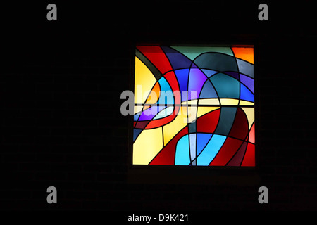 Buntglas-Fenster Farben gefärbt rot gelb blau quadratischen Textur Linien schwarz Beleuchtung Stockfoto