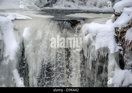Eine kleine Winter-Wasserfall. Stockfoto
