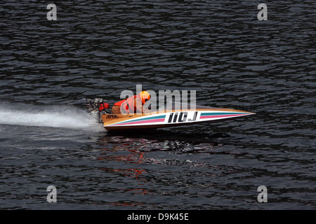 Wasser Fluss Rennen Außenbordmotor Helm Lifevest Rettungsweste Weste Jacke Bootsgeschwindigkeit Stockfoto