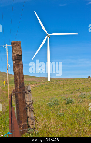 Windkraftanlagen Energie auf einem Hügel in Eastern Washington zu schaffen. Stockfoto