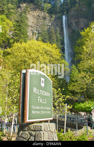 Besucher zu die Wasserfällen am Sonntagnachmittag an Multnomah Falls, Oregon. Stockfoto