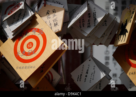 Hölzerne Ema hängen an der Gokoku-Schrein in Sendai Burggelände Stockfoto