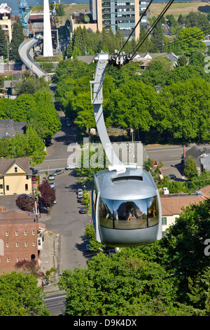 Eine Schwebebahn, die Beförderung von Personen zu und von der Bergkuppe in Portland, Oregon. Stockfoto