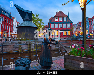 Skulptur aus Holz Treadwheel Fischfrau und Stadtwaage Haus am alten Hanse Hafen der Hansestadt Stade Niedersachsen Deutschland Stockfoto