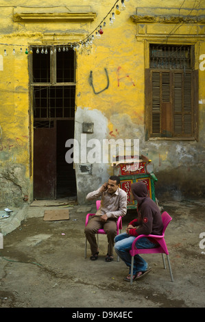 Ein Mann macht einen Anruf auf sein Handy in einer Gasse in der, Bein al-Qasreen Bereich, islamische Kairo, Kairo, Ägypten Stockfoto