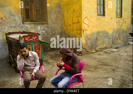 Ein Mann macht einen Anruf auf sein Handy in einer Gasse in der, Bein al-Qasreen Bereich, islamische Kairo, Kairo, Ägypten Stockfoto