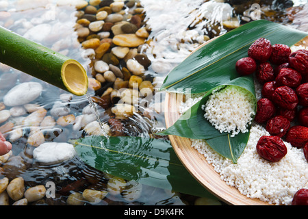 Klebreis Knödel eingewickelt in Blätter, Nahaufnahme Stockfoto