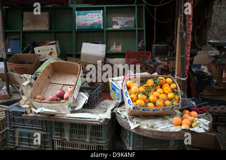Granatäpfel und Orangen in Boxen auf einem Markt in der Khan al-Khalili-Kairo, Ägypten Stockfoto