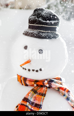 Frohe weiße Schneemann mit einem orangen Schal und Hut Stockfoto