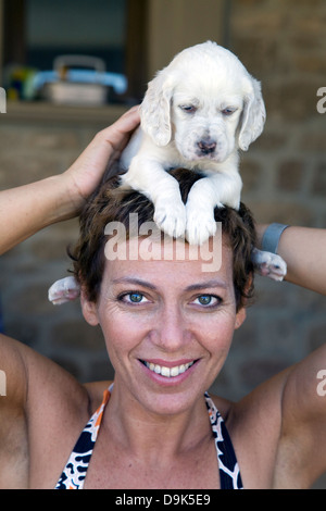 ein junges Mädchen mit einem Hund Welpen der Rasse English Setter Stockfoto