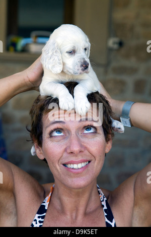 ein junges Mädchen mit einem Hund Welpen der Rasse English Setter Stockfoto