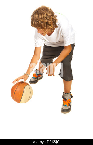 Teenager Boy dribbling Basketball isoliert auf weißem Hintergrund Stockfoto