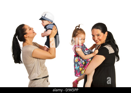 Zwei Mütter mit ihren Kindern isoliert auf weißem Hintergrund spielen Stockfoto