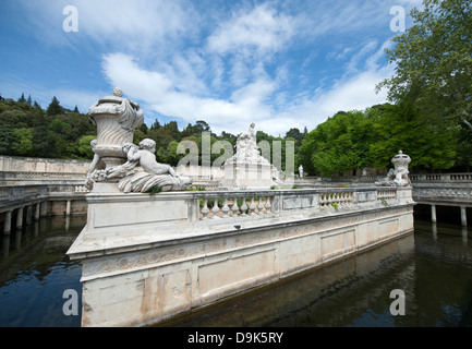 Le Nymphée mit Skulpturengruppe im Park Les Jardin De La Fontaine in Nimes, Frankreich Stockfoto
